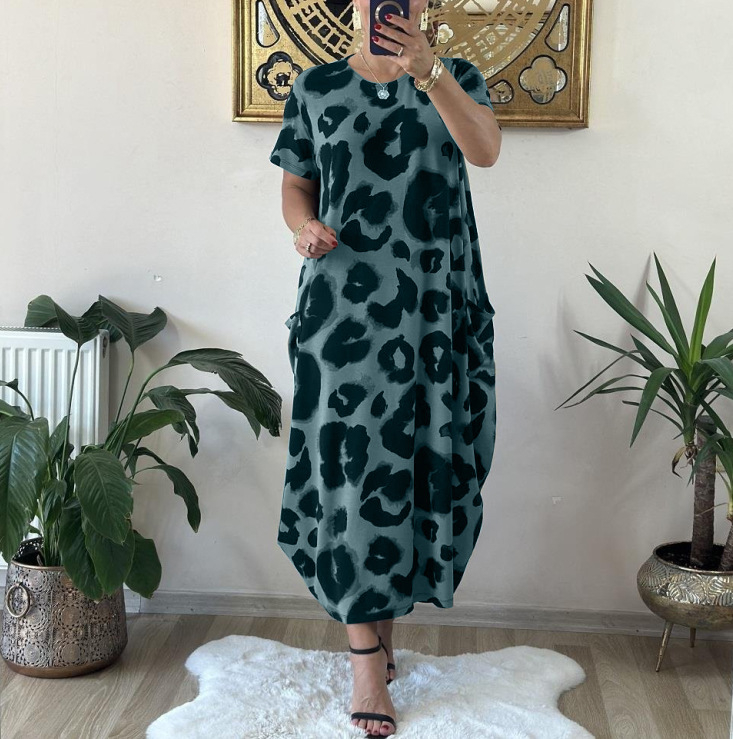 rochie cu imprimeu leopard, decolteu în V, mâneci scurte, croială midi asimetrică