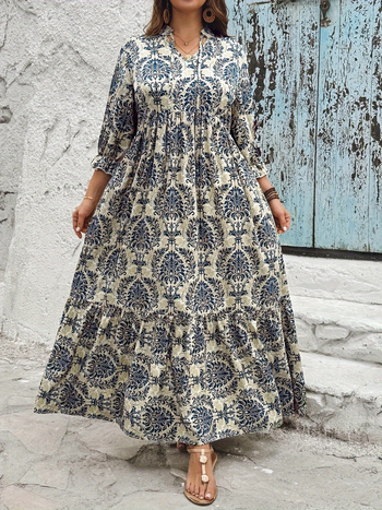 Otisnuta haljina s V-izrezom, široka njišuća suknja, puff rukavima do tri četvrtine, poliester