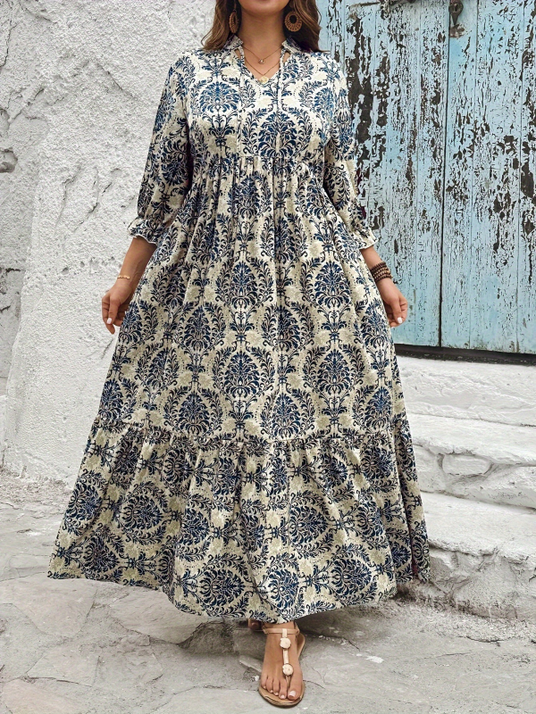 Otisnuta haljina s V-izrezom, široka njišuća suknja, puff rukavima do tri četvrtine, poliester