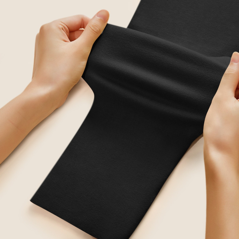 Sieviešu siltās bikses ar dubultā flisa slāni, poliesters 80–90%, vidējais auduma svaru 181–200 g/m², piemērotas rudenim un ziemai