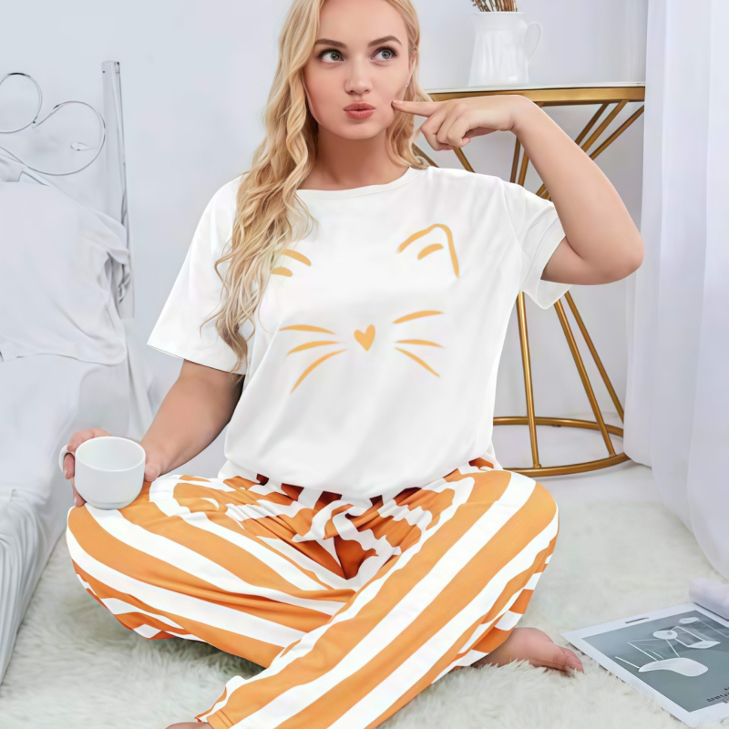 Női Milk Silk pizsama készlet — kerek nyakú pulóver, 3/4-es ujjú, csíkos nadrág, poliészter 90–95%, közepes súlyú 161–180 g/m²