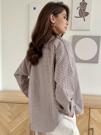 Памучна риза с каре, лацкан яка, дълги ръкави, еднобортна предна част, средна дължина