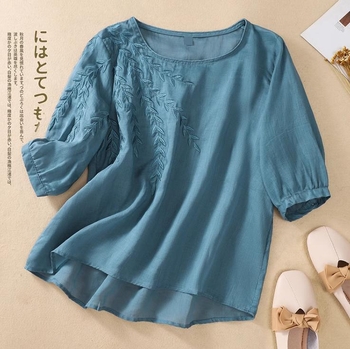 Μπλουζάκι από βαμβάκι και λινό, κοντά μανίκια, στρογγυλό λαιμόκοψη, περιεκτικότητα σε βαμβάκι 50–70%, Καλοκαίρι 2023, λογοτεχνικό ρετρό στυλ.