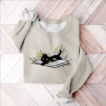 Pulover de damă cu imprimeu digital drăguț de pisică; stil japonez/korean lejer; mâneci lungi, guler rotund; țesătură terry de 230 g/m², poliester 70–80%.