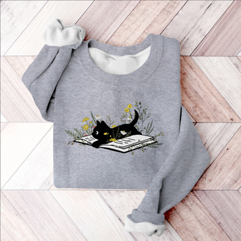 Pulover de damă cu imprimeu digital drăguț de pisică; stil japonez/korean lejer; mâneci lungi, guler rotund; țesătură terry de 230 g/m², poliester 70–80%.