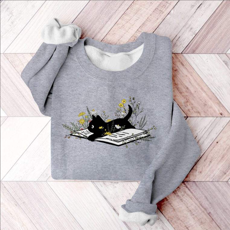 Pulover de damă cu imprimeu digital drăguț de pisică; stil japonez/korean lejer; mâneci lungi, guler rotund; țesătură terry de 230 g/m², poliester 70–80%.