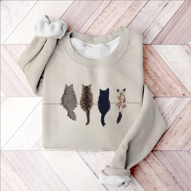 Pulover de damă cu imprimeu digital drăguț de pisică; stil japonez/korean lejer; mâneci lungi, guler rotund; țesătură terry de 230 g/m², poliester 70–80%.