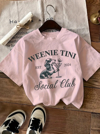 Τ-shirt με εκτυπωμένο σχέδιο ντάτσχουντ που κάθεται πάνω σε κοκτέιλ, γεωμετρικό μοτίβο, μείγμα βαμβακιού-πολυεστέρα (90–95% βαμβάκι), κοντό μανίκι, στρογγυλός λαιμός, street fashionista στυλ