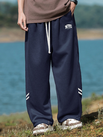 Αθλητικά παντελόνια καθημερινού στυλ, χαλαρή γραμμή, μεσαία μέση, κορδόνι συσφίξεως, πολυεστερική ύφανση, μοτίβо γραμμάτων