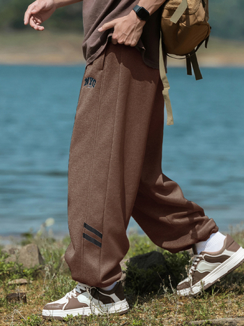 Αθλητικά παντελόνια καθημερινού στυλ, χαλαρή γραμμή, μεσαία μέση, κορδόνι συσφίξεως, πολυεστερική ύφανση, μοτίβо γραμμάτων