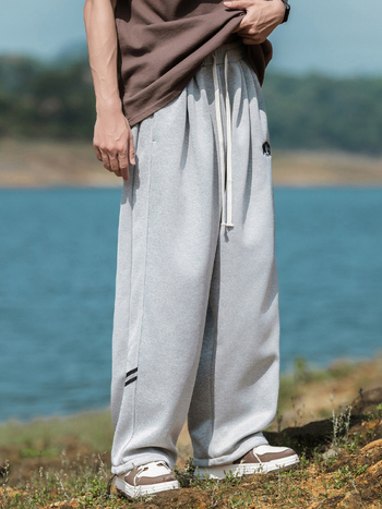 Αθλητικά παντελόνια καθημερινού στυλ, χαλαρή γραμμή, μεσαία μέση, κορδόνι συσφίξεως, πολυεστερική ύφανση, μοτίβо γραμμάτων