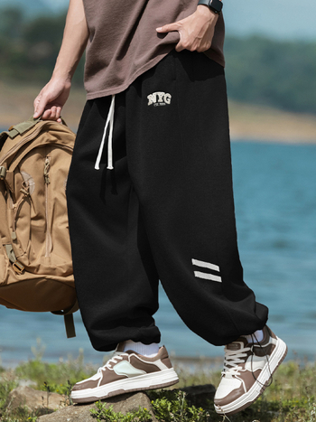 Αθλητικά παντελόνια καθημερινού στυλ, χαλαρή γραμμή, μεσαία μέση, κορδόνι συσφίξεως, πολυεστερική ύφανση, μοτίβо γραμμάτων