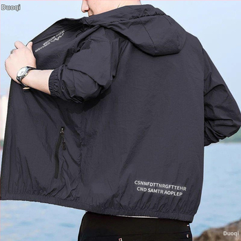 UV ochranná kapucňová bunda, voľný strih, dlhé rukávy, krátka dĺžka 40–50 cm, vlnená látka