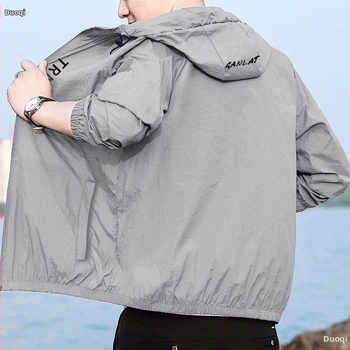 UV ochranná kapucňová bunda, voľný strih, dlhé rukávy, krátka dĺžka 40–50 cm, vlnená látka