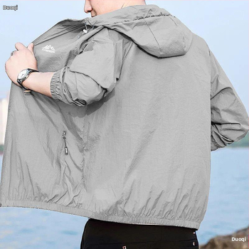 UV ochranná kapucňová bunda, voľný strih, dlhé rukávy, krátka dĺžka 40–50 cm, vlnená látka