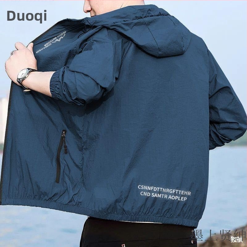 UV ochranná kapucňová bunda, voľný strih, dlhé rukávy, krátka dĺžka 40–50 cm, vlnená látka