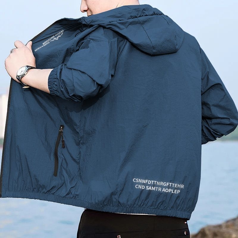 UV ochranná kapucňová bunda, voľný strih, dlhé rukávy, krátka dĺžka 40–50 cm, vlnená látka