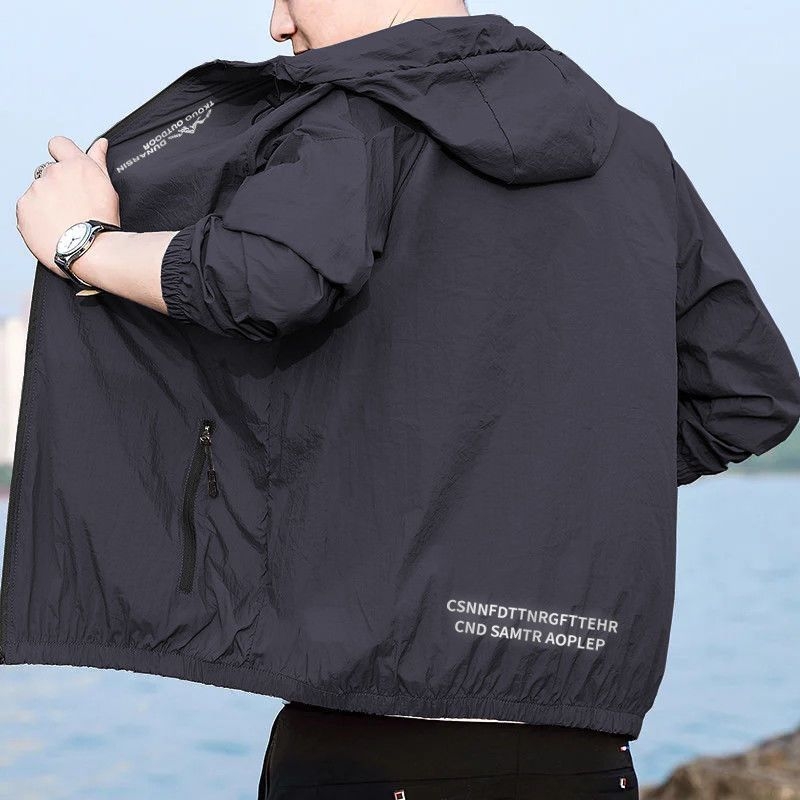 UV ochranná kapucňová bunda, voľný strih, dlhé rukávy, krátka dĺžka 40–50 cm, vlnená látka