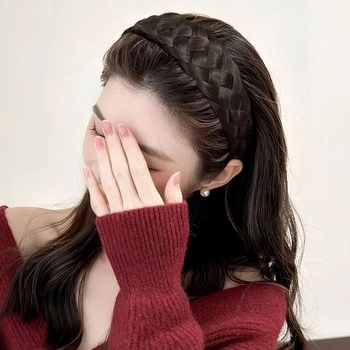 Plaukų juosta su peruku, penkių sruogų pynė, stora pločio žuvies kaulo pynės, aukštis didinimas, dengia pilkus plaukus