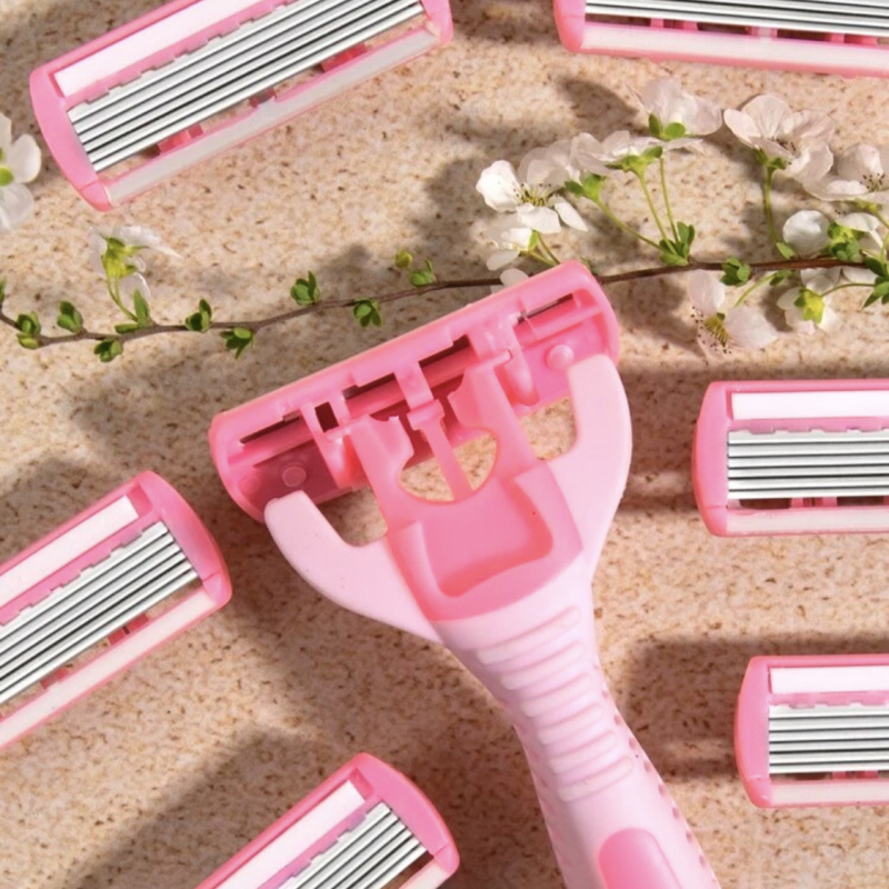 Γυναικεία χειροκίνητη ξυριστική μηχανή με αντιολισθητική λαβή και έξι στρώσεις λεπίδων από ανοξείδωτο ατσάλι