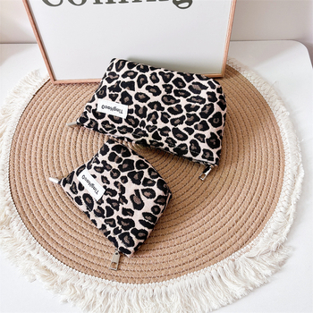 Leopárdmintás kozmetikai táska – pamut anyag, horizontális négyzet alakú forma, cipzáras nyitás, belső cipzáros zseb, belső bélés poliészter-pamut, utazáshoz ideális