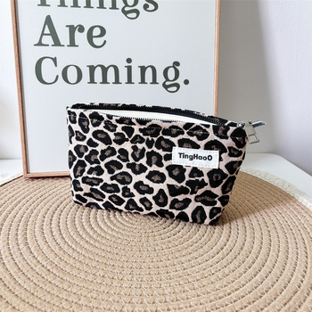 Leopárdmintás kozmetikai táska – pamut anyag, horizontális négyzet alakú forma, cipzáras nyitás, belső cipzáros zseb, belső bélés poliészter-pamut, utazáshoz ideális