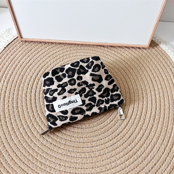 Leopárdmintás kozmetikai táska – pamut anyag, horizontális négyzet alakú forma, cipzáras nyitás, belső cipzáros zseb, belső bélés poliészter-pamut, utazáshoz ideális