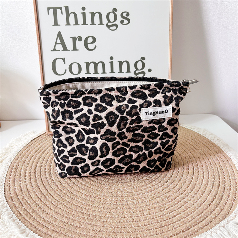 Leopárdmintás kozmetikai táska – pamut anyag, horizontális négyzet alakú forma, cipzáras nyitás, belső cipzáros zseb, belső bélés poliészter-pamut, utazáshoz ideális