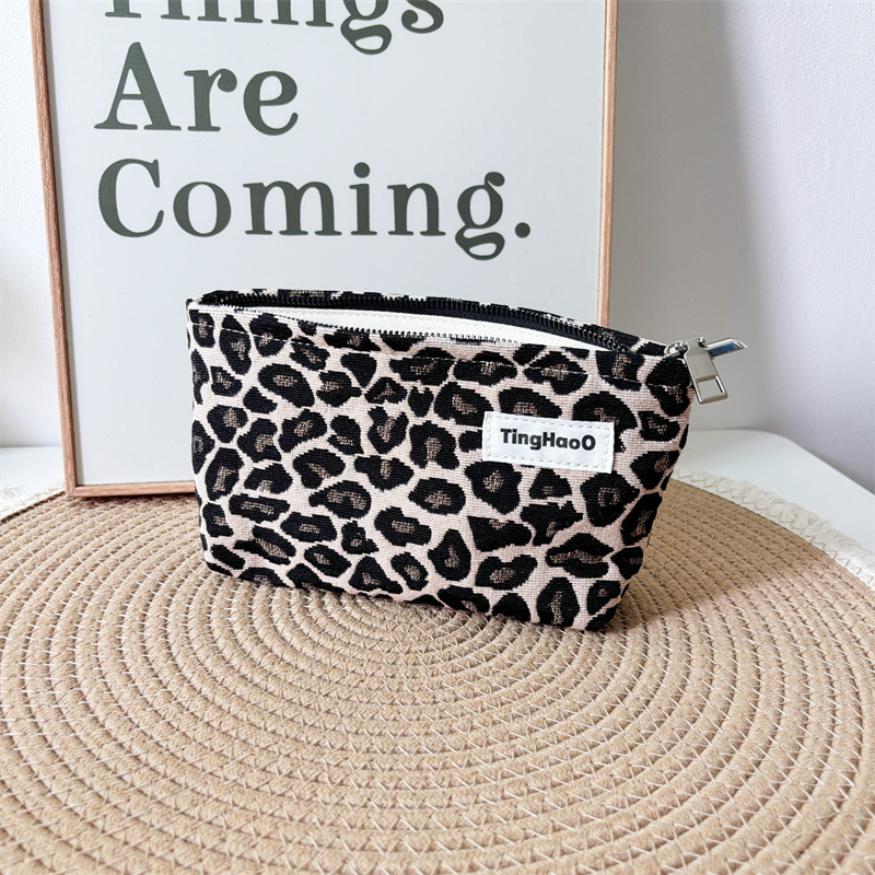 Leopárdmintás kozmetikai táska – pamut anyag, horizontális négyzet alakú forma, cipzáras nyitás, belső cipzáros zseb, belső bélés poliészter-pamut, utazáshoz ideális
