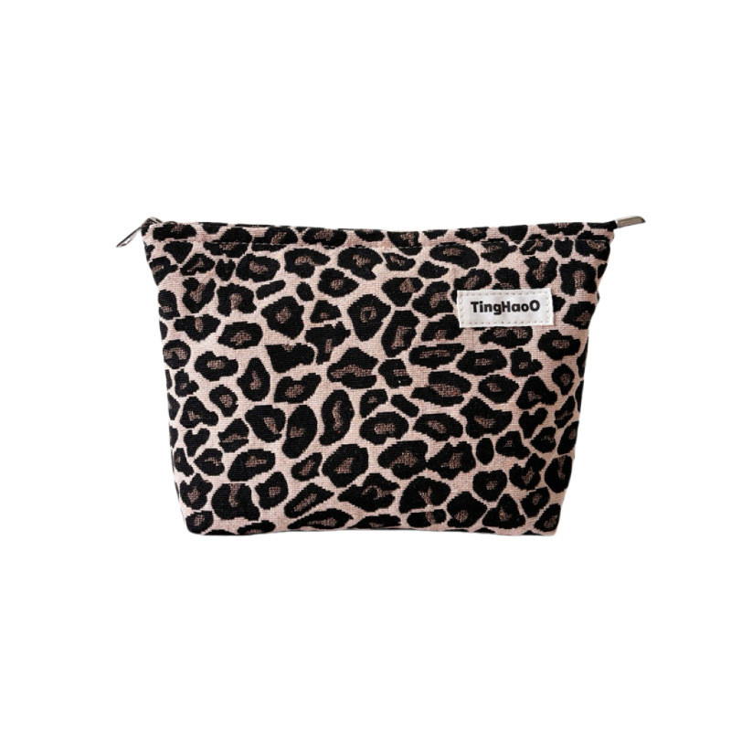 Leopárdmintás kozmetikai táska – pamut anyag, horizontális négyzet alakú forma, cipzáras nyitás, belső cipzáros zseb, belső bélés poliészter-pamut, utazáshoz ideális