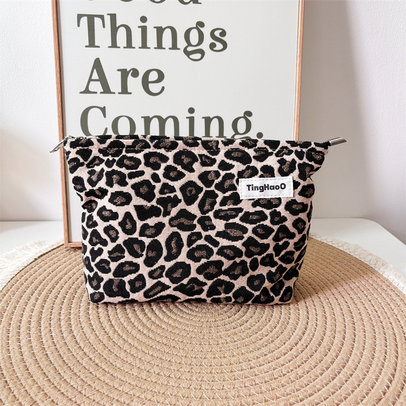 Leopárdmintás kozmetikai táska – pamut anyag, horizontális négyzet alakú forma, cipzáras nyitás, belső cipzáros zseb, belső bélés poliészter-pamut, utazáshoz ideális