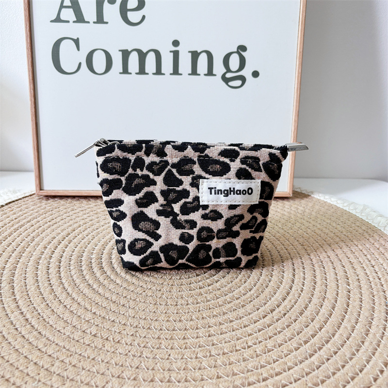 Leopárdmintás kozmetikai táska – pamut anyag, horizontális négyzet alakú forma, cipzáras nyitás, belső cipzáros zseb, belső bélés poliészter-pamut, utazáshoz ideális