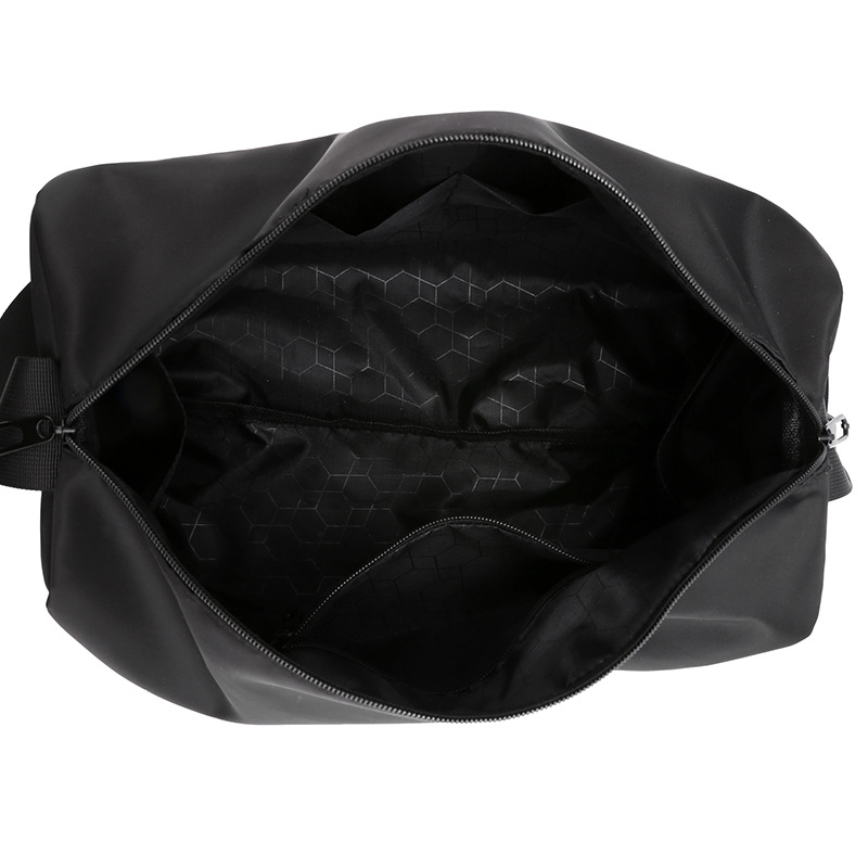 Jóga- és edzőtáska crossbody vállra akasztható, nagy kapacitású, külső nylon, belső poliészter bélés, cipzáras nyitás, belső rendezés: cipzáras zseb, telefon- és azonosító zseb