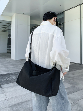 Унисекс платнена кръстосана през рамо чанта, дишаща и много лека, едноцветен дизайн без подплата, пролет 2025, за ежедневна употреба.