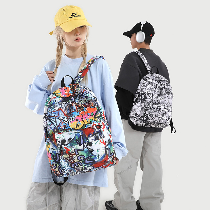 Σακίδιο πλάτης με μοτίβο γκράφιτι — ανθεκτικό υλικό, αναπνεύσιμο, μοντέρνο και στιλάτο στυλ, κυρτός ιμάντας ώμου, πολυεστερική επένδυση, Άνοιξη 2025
