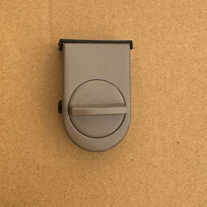 Langų apsaugos spyna be perforacijos vaikams — (kodas Xzs-3-7; prekinis ženklas Independent; pakuotė 200)