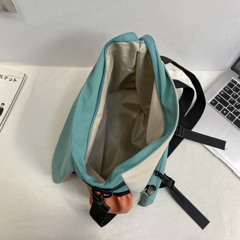 Νάιλον τσάντα ώμου τύπου Messenger με οριζόντιο τετράγωνο σχήμα, φερμουάρ και εσωτερικές θήκες για κινητό και ταυτότητα