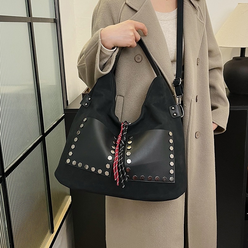 Szegecses női kézitáska, utcai stílus, PU bőr, vízszintes négyzet alakú, cipzáras zárás