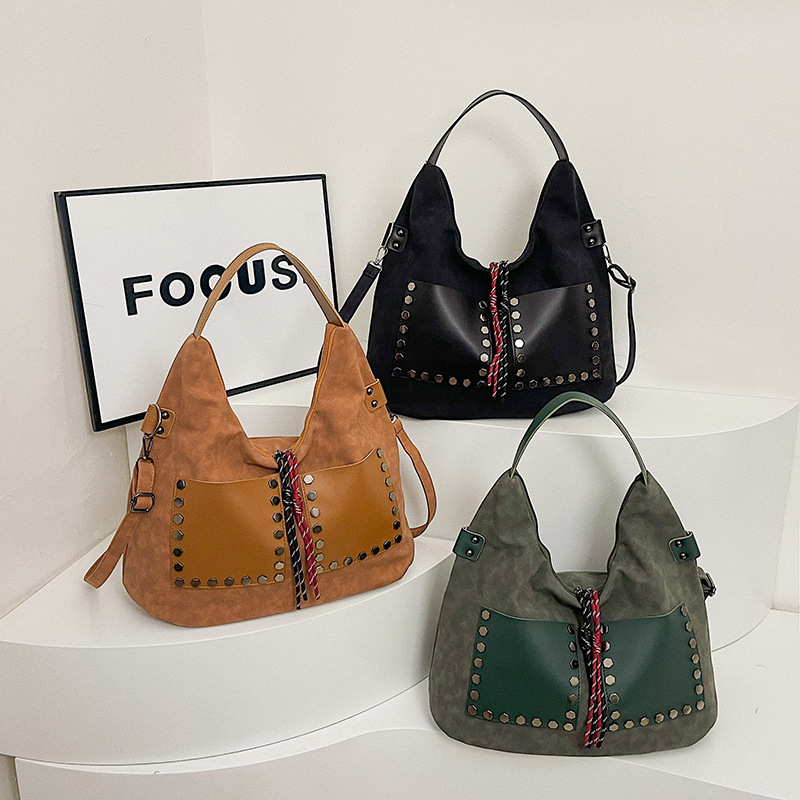 Szegecses női kézitáska, utcai stílus, PU bőr, vízszintes négyzet alakú, cipzáras zárás