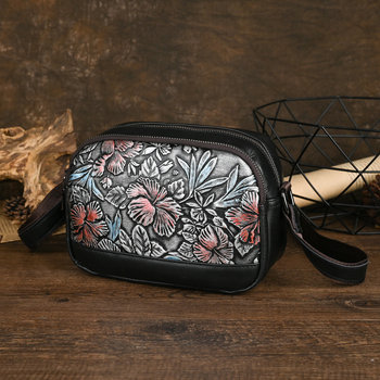 Geantă crossbody din piele naturală (top layer), formă mică pătrată, profil orizontal, închidere cu fermoar, buzunare interne: fermoar, buzunar pentru telefon, buzunar pentru buletin.