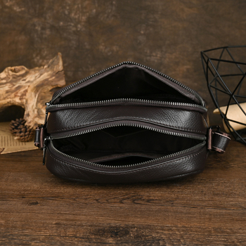 Geantă crossbody din piele naturală (top layer), formă mică pătrată, profil orizontal, închidere cu fermoar, buzunare interne: fermoar, buzunar pentru telefon, buzunar pentru buletin.