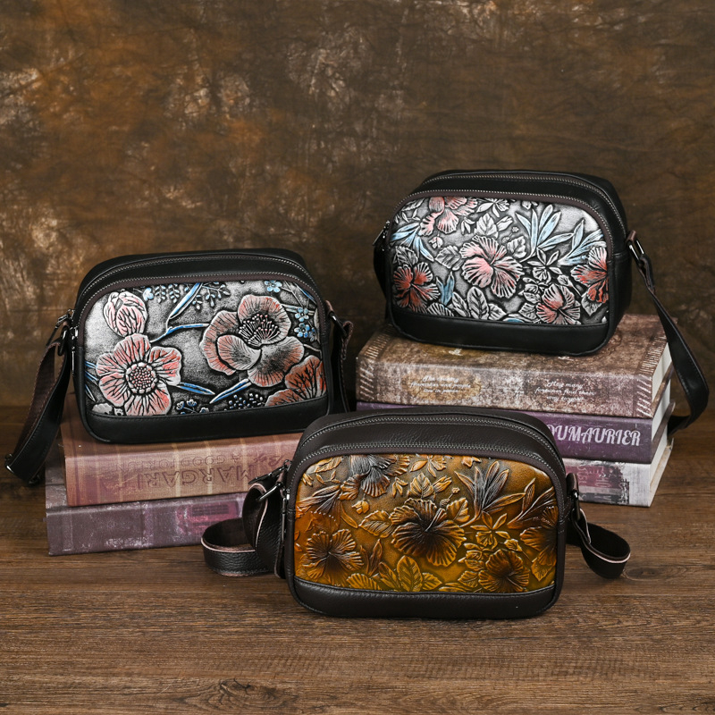 Geantă crossbody din piele naturală (top layer), formă mică pătrată, profil orizontal, închidere cu fermoar, buzunare interne: fermoar, buzunar pentru telefon, buzunar pentru buletin.