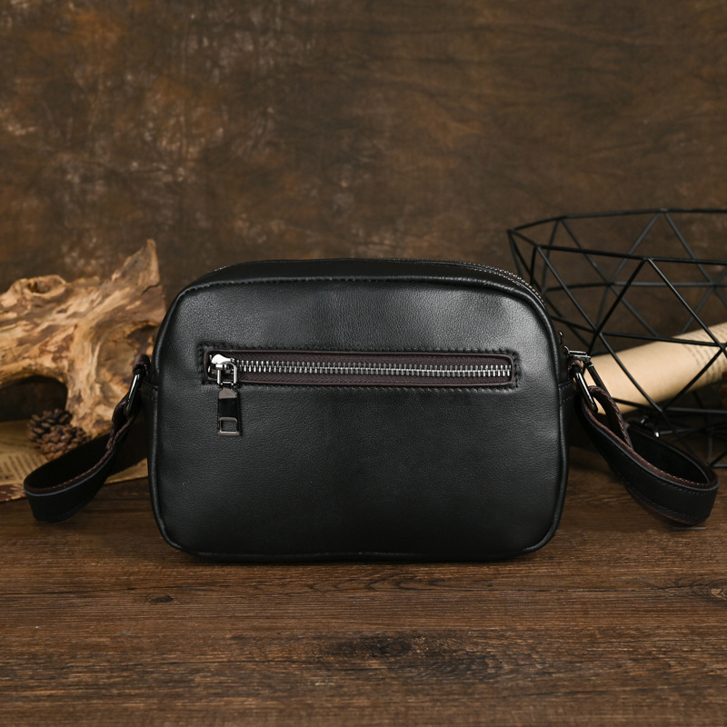 Geantă crossbody din piele naturală (top layer), formă mică pătrată, profil orizontal, închidere cu fermoar, buzunare interne: fermoar, buzunar pentru telefon, buzunar pentru buletin.