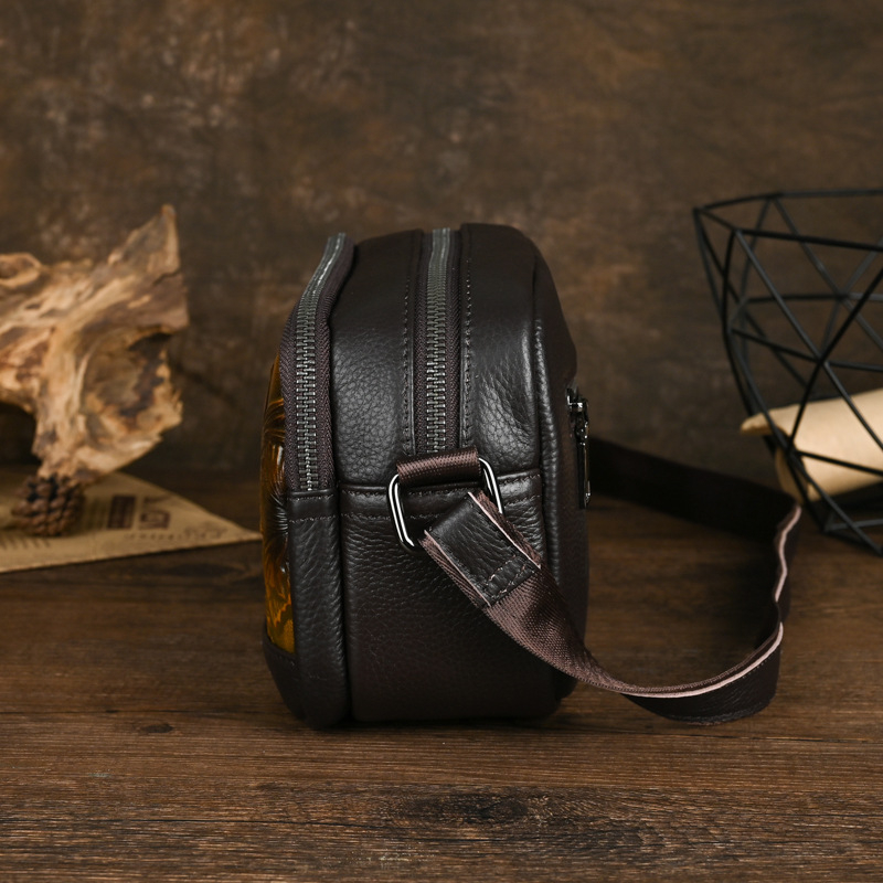Geantă crossbody din piele naturală (top layer), formă mică pătrată, profil orizontal, închidere cu fermoar, buzunare interne: fermoar, buzunar pentru telefon, buzunar pentru buletin.