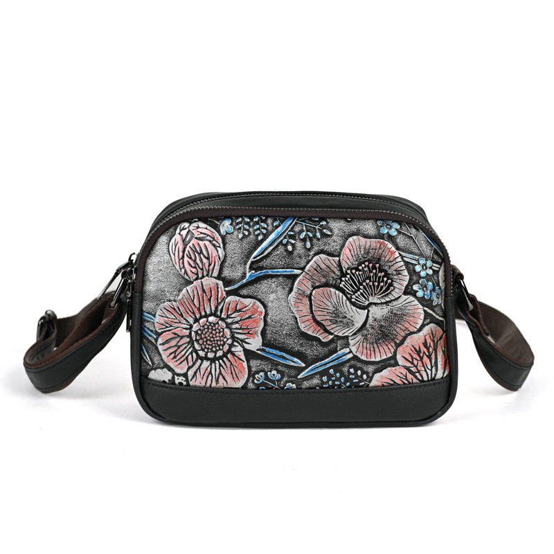 Geantă crossbody din piele naturală (top layer), formă mică pătrată, profil orizontal, închidere cu fermoar, buzunare interne: fermoar, buzunar pentru telefon, buzunar pentru buletin.
