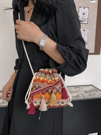 Geantă bucket cu țesătură în stil etnic, formă verticală pătrată, crossbody cu curea simplă, închidere cu bandă, căptușeală din poliester – Toamnă 2024