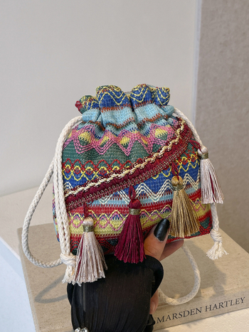 Geantă bucket cu țesătură în stil etnic, formă verticală pătrată, crossbody cu curea simplă, închidere cu bandă, căptușeală din poliester – Toamnă 2024