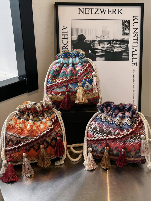 Geantă bucket cu țesătură în stil etnic, formă verticală pătrată, crossbody cu curea simplă, închidere cu bandă, căptușeală din poliester – Toamnă 2024