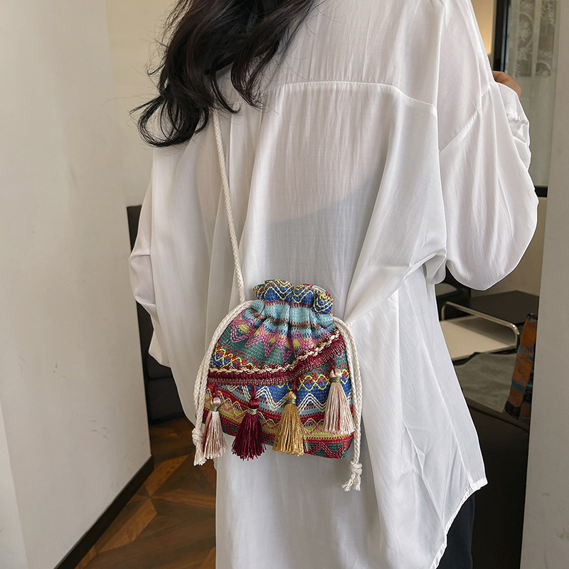 Чанта-кофа, плетена материя, уличен стил, хоризонтално квадратна форма, пролет 2024