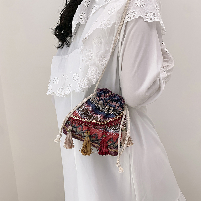 Чанта-кофа, плетена материя, уличен стил, хоризонтално квадратна форма, пролет 2024